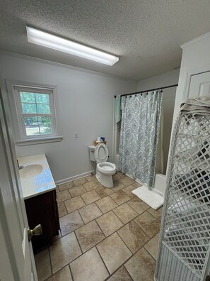 Bathroom - 3-bedroom cabin in soothing Greensboro with cool AC breeze (Greensboro)