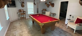 3-bedroom cabin in soothing Greensboro with cool AC breeze