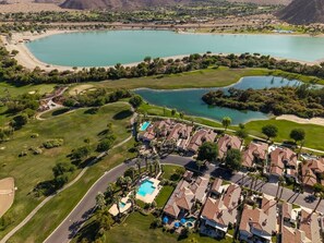 A residential area with houses, a golf course, and a large body of water. - Fairway Peaks at PGA West | Mountain & Golf Views (La Quinta)