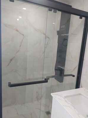 Douche, bidet, serviettes fournies, papier toilette