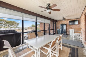 Outdoor dining - Luxury Waterfront Retreat - Pool, Hot Tub & Breathtaking Sunsets - Sleeps 12 (St. Augustine)
