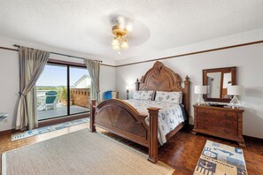 Iron/ironing board, WiFi, bed sheets - Luxury Waterfront Retreat - Pool, Hot Tub & Breathtaking Sunsets - Sleeps 12 (St. Augustine)