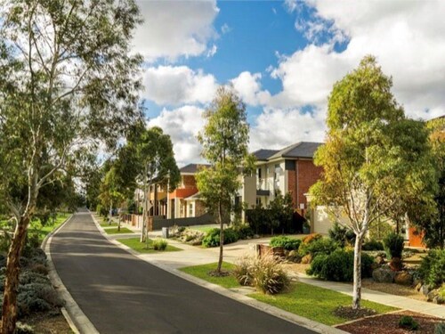 Spacious 4-bedroom Family Home in Manor Lakes