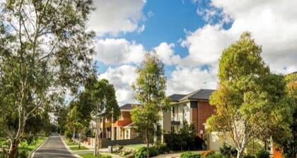 Spacious 4-bedroom Family Home in Manor Lakes