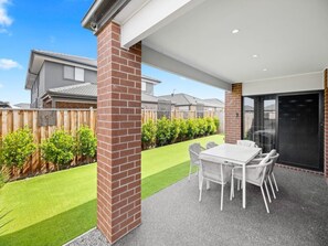Unclassified image, 2 of 21, button - Spacious 4-bedroom Family Home in Manor Lakes (Melbourne)