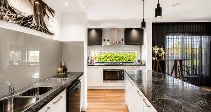 Spacious 4-bedroom Family Home in Manor Lakes