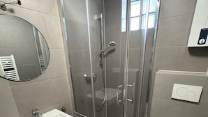 Biệt thự tiện nghi đơn giản, quang cảnh vườn | Phòng tắm