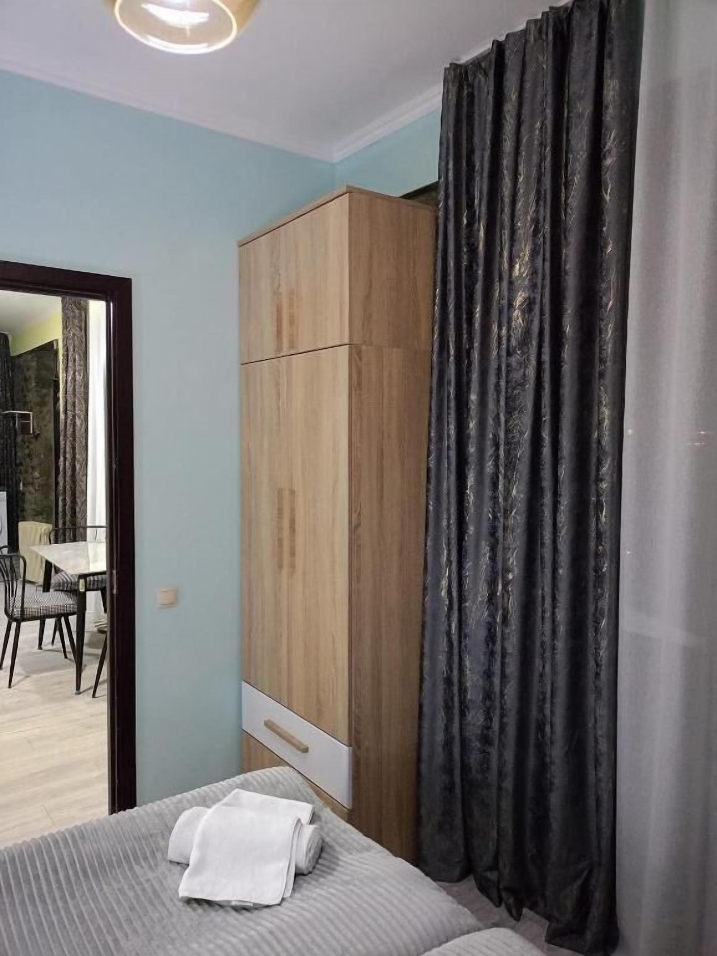 Une chambre avec un lit, une armoire et une vue sur l’espace repas.