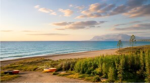 A coastal landscape with a beach, a boat, and vegetation. - La Finestra sul Mare (Alcamo)