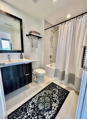 Shower, hair dryer, bidet, towels - Urban Chic - Perfectly placed boutique condo in the heart of Fashion District (Toronto)