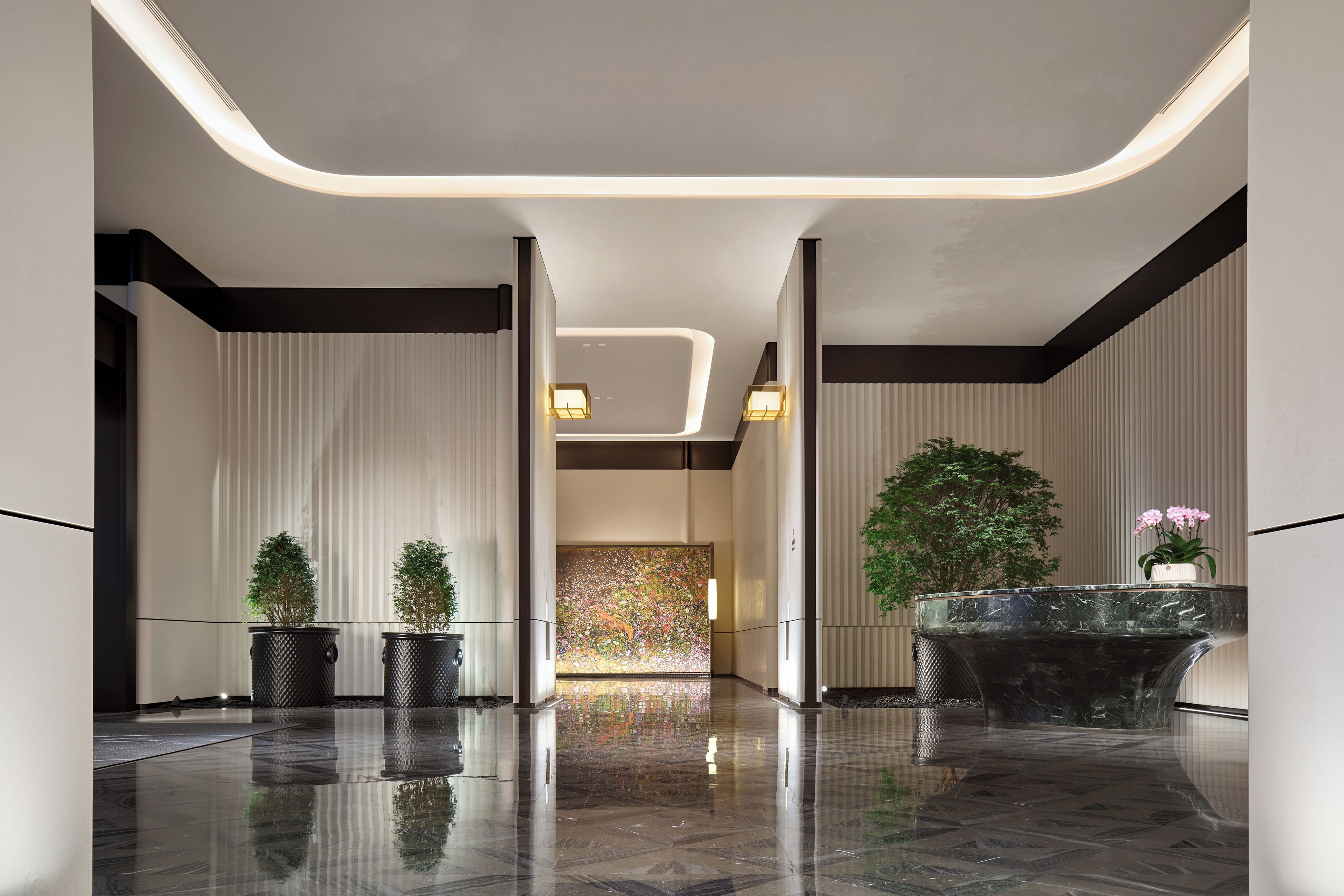 Un lobby moderno con piso reflectante, persianas verticales y una recepción con planta.