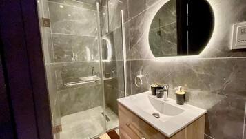 Economy Room, Balcony, City View | Bathroom