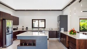 Cafetera y tetera, refrigerador, microondas y horno 