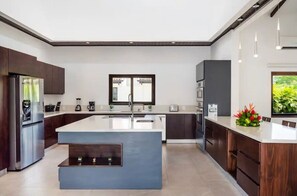 Wasserkocher mit Kaffee-/Teezubehör, Kühlschrank, Mikrowelle, Ofen