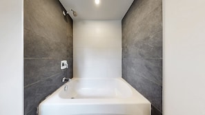 Shower, hair dryer, towels, soap - Spacious & Quiet Lower Unit. Mins to Airport/ HWY. 2 Parking Spots. Renovated. (Toronto)