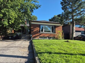 Exterior - Spacious & Quiet Lower Unit. Mins to Airport/ HWY. 2 Parking Spots. Renovated. (Toronto)