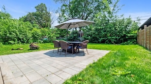 Outdoor dining - Spacious & Quiet Lower Unit. Mins to Airport/ HWY. 2 Parking Spots. Renovated. (Toronto)