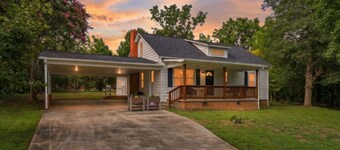 Cozy 3BR Charlotte Home ~ Backyard Fire Pit