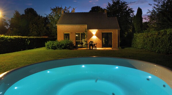 Outdoor spa tub - Vrbo Property (Ewijk)