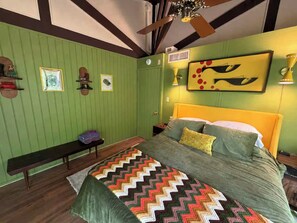 Room - Groovy Galena Getaway a retro cabin in the woods (Galena)