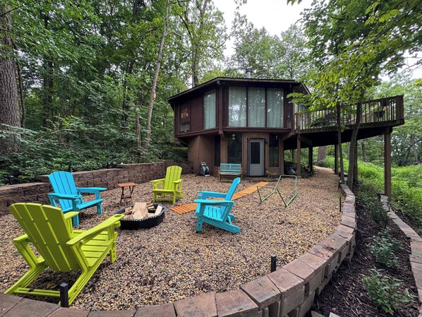 Property grounds - Groovy Galena Getaway a retro cabin in the woods (Galena)