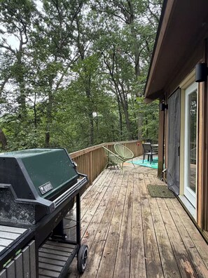 Outdoor dining - Groovy Galena Getaway a retro cabin in the woods (Galena)