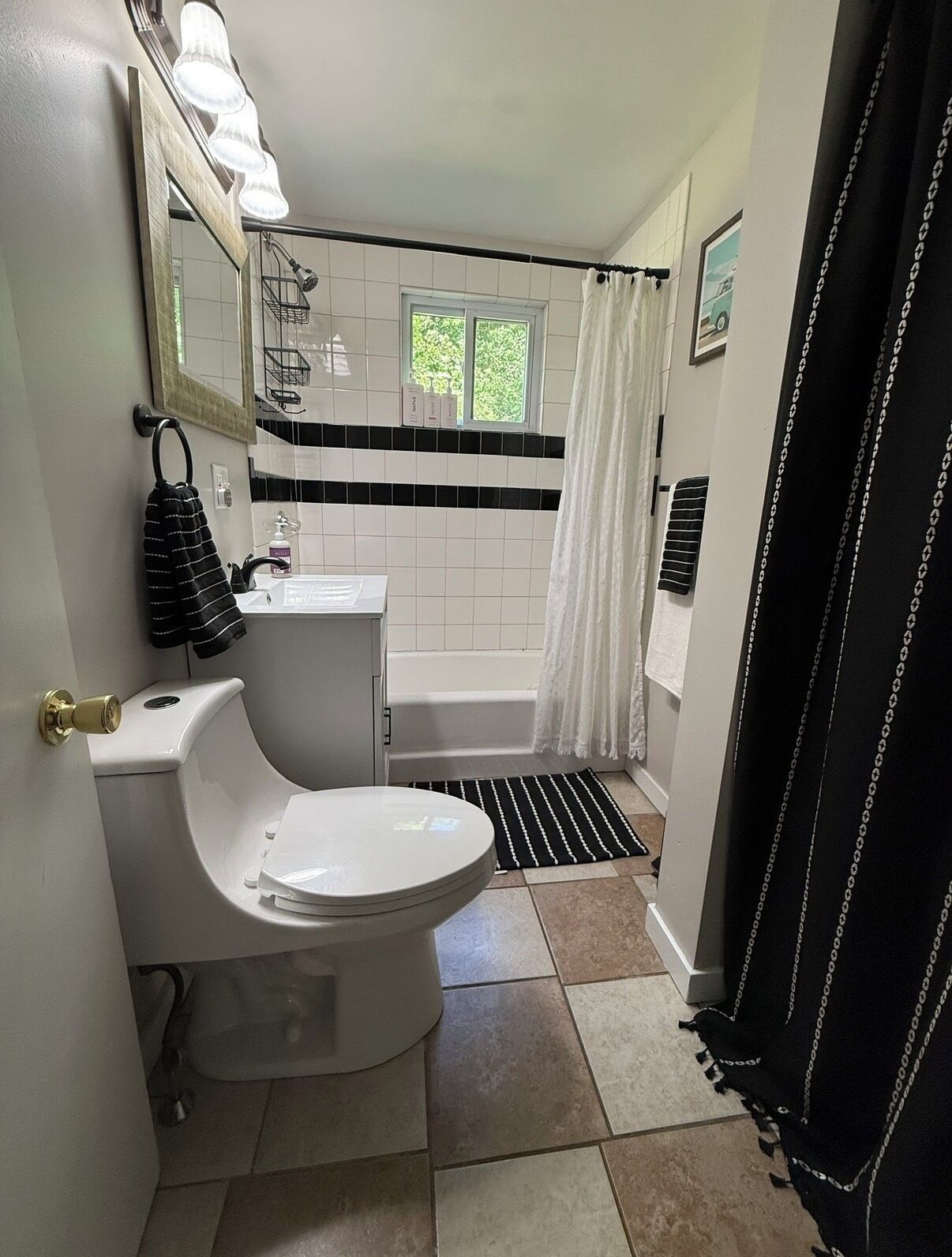 Een badkamer met toilet, wastafel en bad.