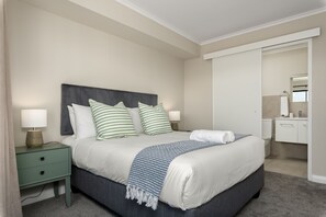 House - Modern Century City 2 bed Communal Pool Braai (Cape Town)