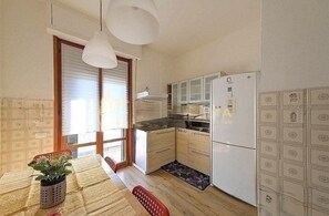 Kahvin-/teenkeitin, jääkaappi, mikroaaltouuni, uuni