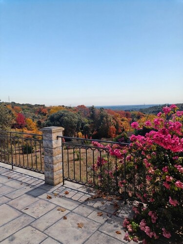 BELLEVUE HOUSE WITH A POOL AND PANORAMIC VIEWS