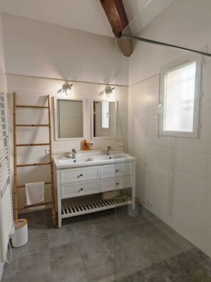 Bathroom - Vrbo Property (Saint-Gilles)