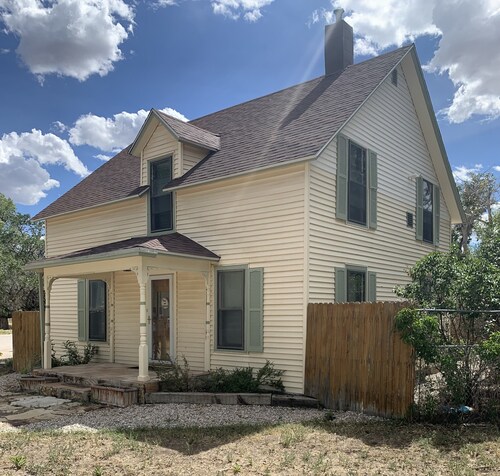 Adorable 4-bedroom house in Saratoga. Perfect for families or larger groups.