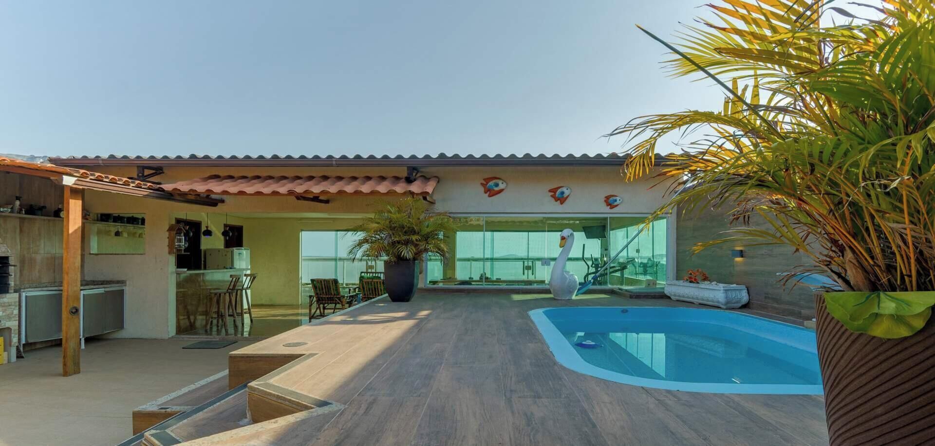 Une maison moderne dotée d’une piscine, d’un coin repas et d’une cuisine.