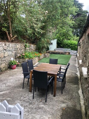 Outdoor dining - Charming Farm Cottage near Lough Derg (Killaloe)