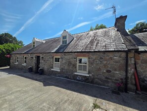 Exterior - Charming Farm Cottage near Lough Derg (Killaloe)