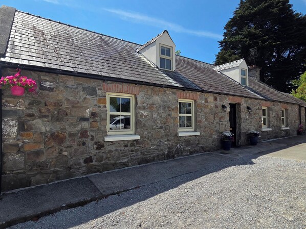 Exterior - Charming Farm Cottage near Lough Derg (Killaloe)