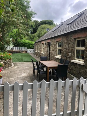 Outdoor dining - Charming Farm Cottage near Lough Derg (Killaloe)