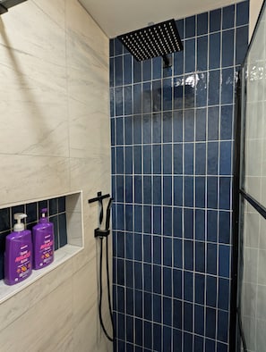 Shower, hair dryer, towels, soap - Indigo Studio - Poolside, Near Fort & Birding (Sierra Vista)
