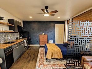 1 bedroom, iron/ironing board, free WiFi, bed sheets - Indigo Studio - Poolside, Near Fort & Birding (Sierra Vista)