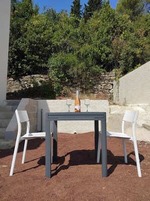 Outdoor dining - The Salagou Cottage (Clermont-l'Hérault)