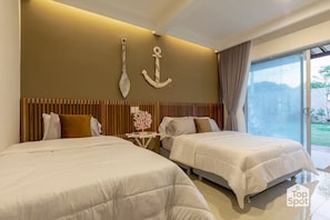 A hotel room with two beds, a wooden headboard, a small table with a coral decoration, and a view of the outdoors through a glass door. - Luxury TopSpot Villa Para 16 a 150 mts de la Playa (Santa Marta)