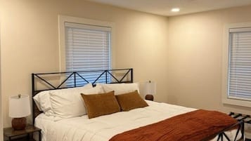 Una camera da letto con un letto, comodini e una ventola a soffitto.