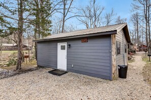 Exterior - Cozy Creekside Studio (Cosby)