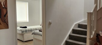 Spacious 5 Double Bedroom House near Sandbanks beach, Poole Harbour, Bournemouth