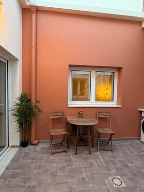 Outdoor dining - Vrbo Property (Vila Real de Santo António)