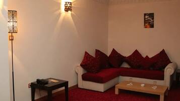 Luxury Suite, Balcony | Living area