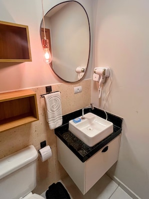 Comfort Studio | Bathroom | Shower, free toiletries, towels, soap - Sol e Mar Residence - VSH (Ipojuca)