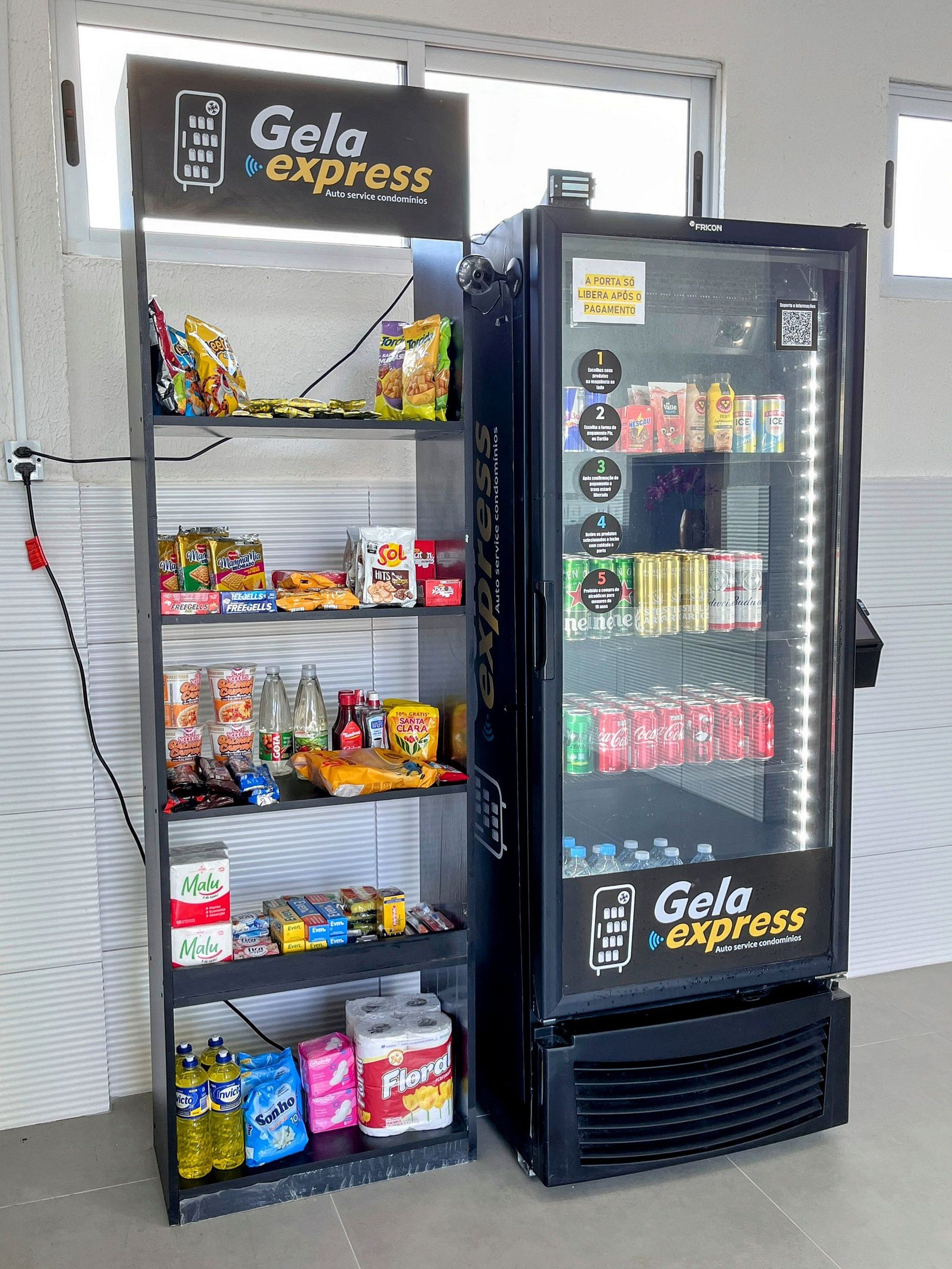 Máquina expendedora Gela Express con refrigerios, bebidas y artículos para el hogar.