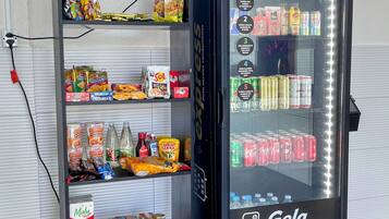 Máquina expendedora Gela Express con refrigerios, bebidas y artículos para el hogar.