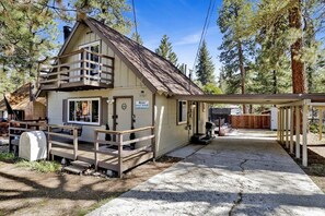 A cabin with a porch, a covered area, and a mailbox. - Serenity Peak Big Bear Lake, Family & Groups Mountain Getaway (Big Bear Lake)